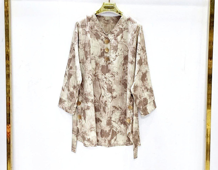 شومیز زنانه طرح آبرنگی جلو بسته یقه دلبری